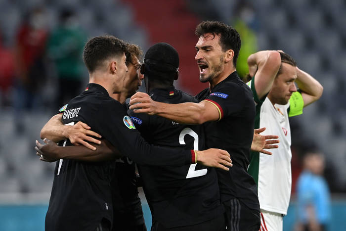 Игроки сборной Германии радуются победе