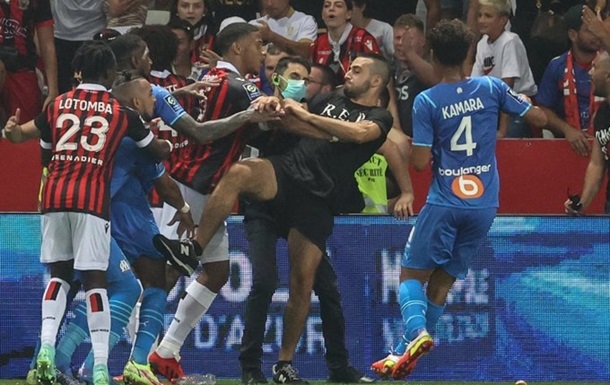 Фанаты Ниццы прорвались на поле, чтобы разобраться с игроком Марселя