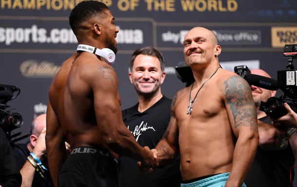 Усик сделал селфи с Джошуа накануне боя