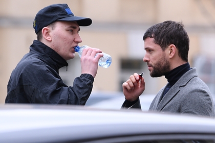 Эдвард Бил (слева)