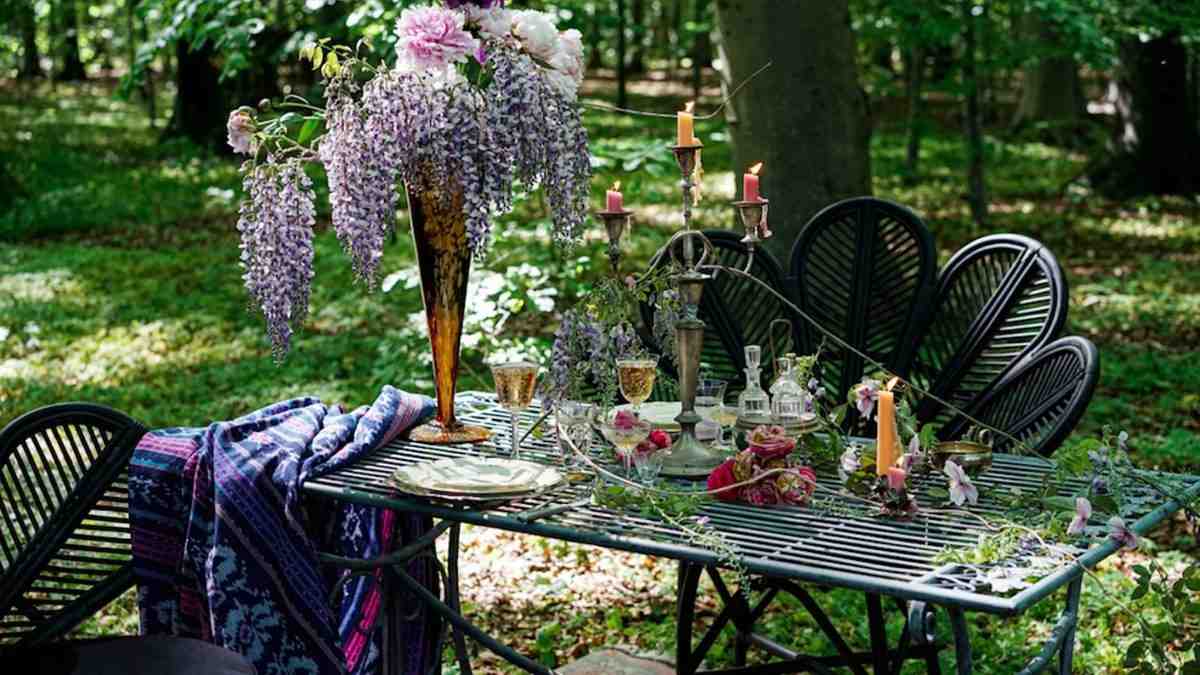 Весь ресторан расположен в лесу