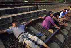 Почему ж/д рельсы всегда под напряжением и насколько это опасно?