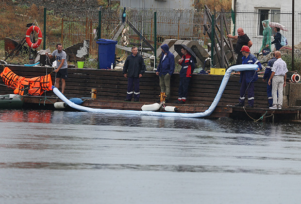Установка бонового заграждения возле Анапского дельфинария в районе заповедника Большой Утриш