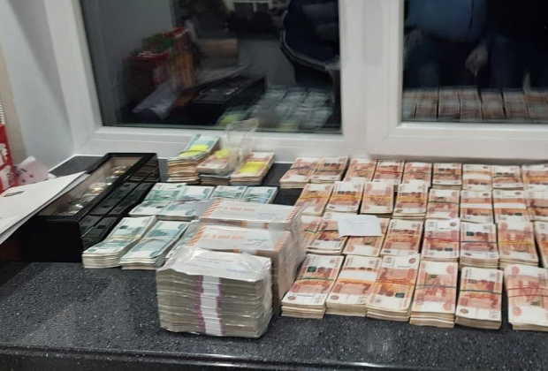 Кадры с обысков у губернатора Белозерцева