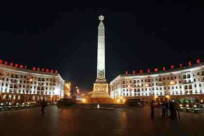 Ночной вид площади Победы в городе Минске  