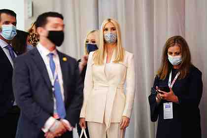 Иванка Трамп (в центре)