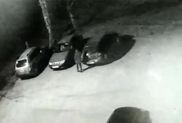 Григорий Керусенко садится в машину после посещения бара