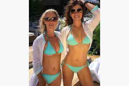 Элизабет Херли со своей подругой