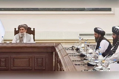 Абдул Гани Барадар (посередине)