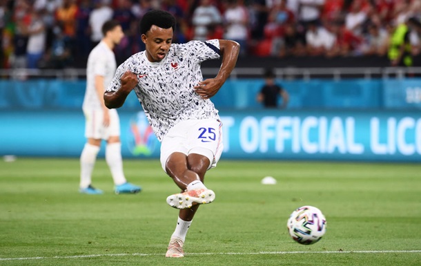 Кунде удален в матче против Боснии и пропустит встречу с Украиной