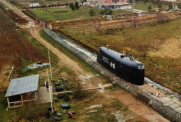 Мемориал с рубкой от К-19 на берегу Пяловского водохранилища (Московская область)