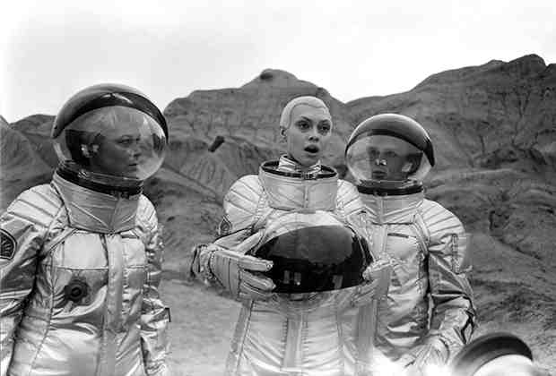 Елена Метелкина (в центре) в роли Нийи в фильме «Через тернии к звездам» (1981)