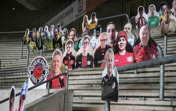 Боруссия М заполнила трибуны картонными зрителями перед матчем с Байером