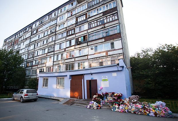 Цветы и мягкие игрушки у дома на улице Судостроителей в Тюмени, где жила восьмилетняя Настя Муравьева