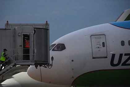 Пилоты в кабине самолета Boeing 767-330(ER) авиакомпании Uzbekistan Airways в аэропорту Домодедово