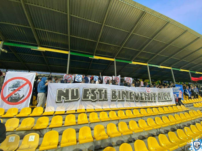 Баннер против Луческу на матче между Динамо и Александрией