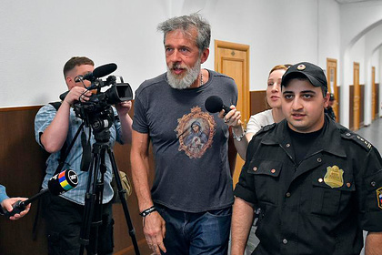 Юрий Белойван (в центре)