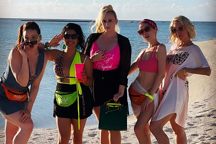 Ребел Уилсон (в центре)