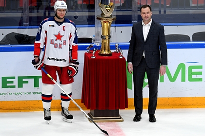 Глава КХЛ Алексей Морозов (справа) и игрок ЦСКА Сергей Андронов с Кубком Континента