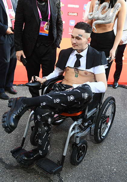 Рэп-исполнитель Моргенштерн на красной дорожке перед началом ежегодной национальной телевизионной премии «Премия МУЗ-ТВ 20/21. Начало света»