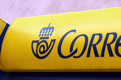 Логотип Испанской почтовой службы у отделения в Мадриде