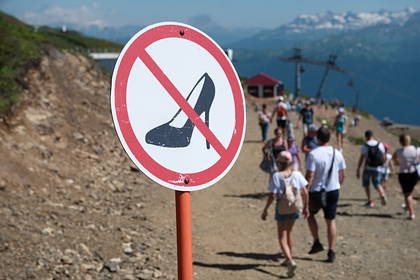 Запрещающая табличка на горнолыжном курорте Роза Хутор в Сочи