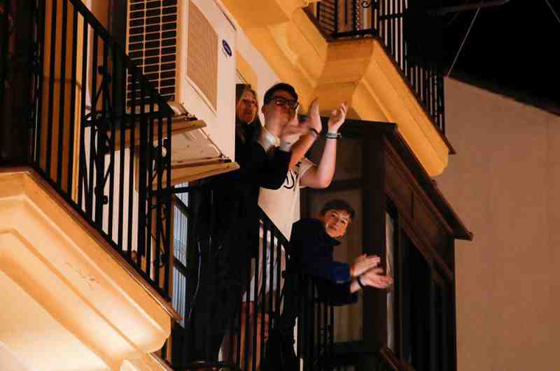 Испанцы аплодируют медикам с балконов, Ронда, Испания.