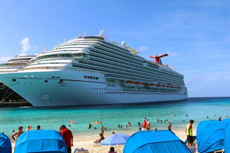 Carnival Cruise Line приглашает в свои круизы непривитых. Где кроется подвох?