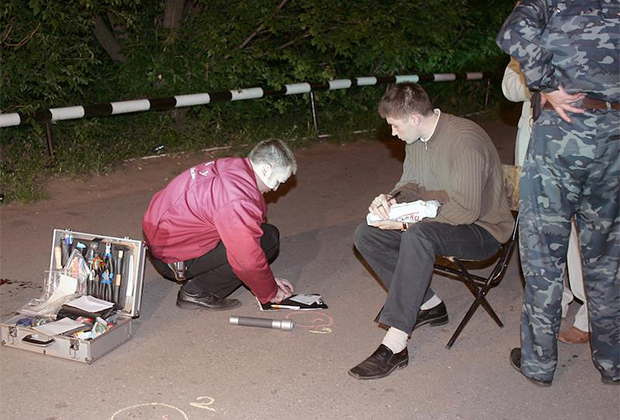 Осмотр следственной группой места расстрела Пола Хлебникова