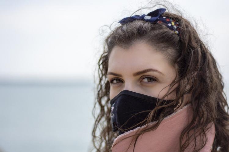 Почему авиакомпании одна за другой запрещают носить на борту тканевые защитные маски?