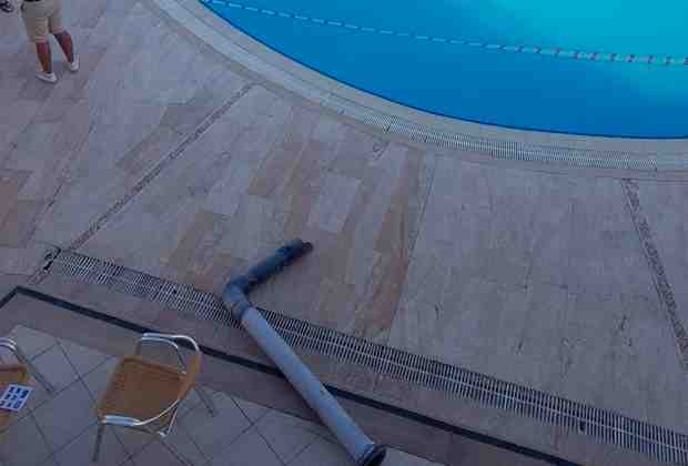 Обломок трубы водозабора; фотография сделана в первые минуты после трагедии