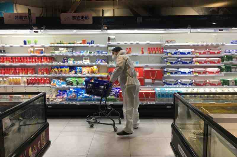 Мужчина совершает покупки в крупном супермаркете в Ухане.
