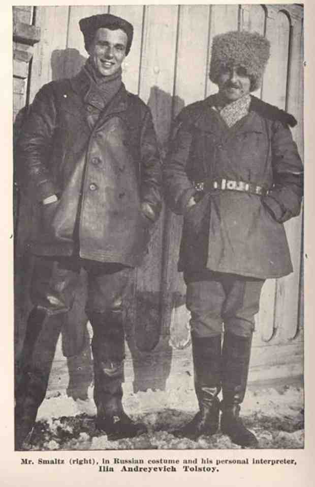 Внук Льва Толстого, Илья Андреевич Толстой, и американский квакер Альфред Смалц (справа) во время перегона лошадей в Бузулук. 1923 год