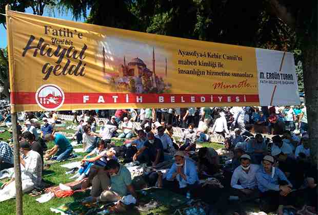 Пришедшие на молитву верующие