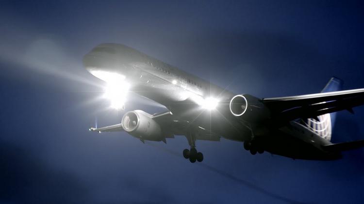 Как отличить самолеты Boeing от Airbus по огням на крыльях?