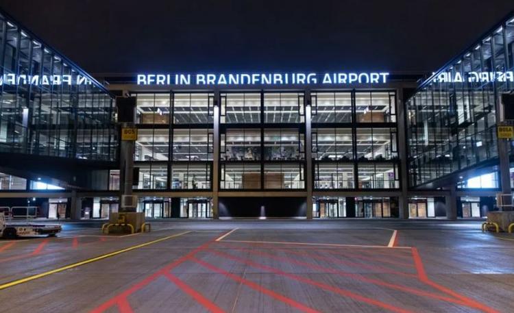 Более 300 авиарейсов отменят в среду в Берлинском аэропорту Бранденбург
