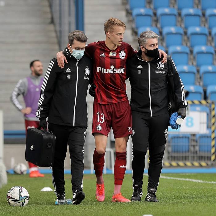 Артем Шабанов покидает поле