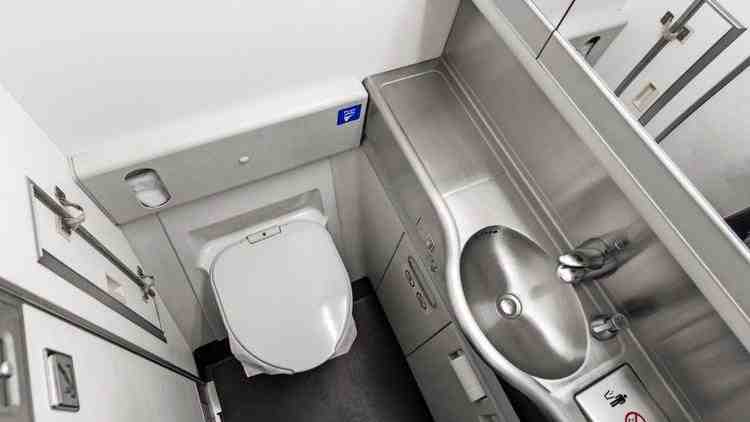 Медики назвали единственный реальный способ заразиться коронавирусом в самолете