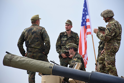 Немецкие и американские солдаты на учениях