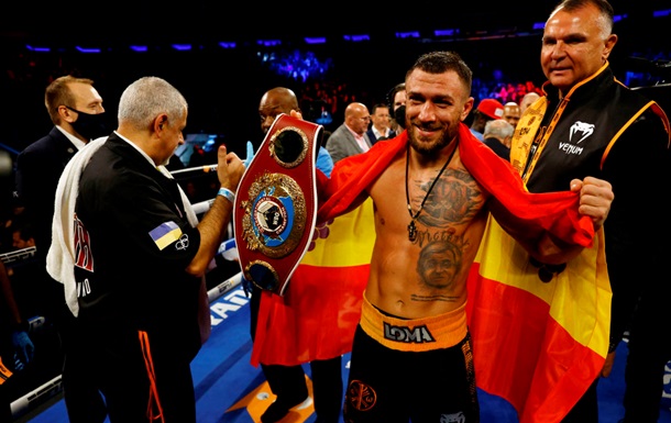 Ломаченко отпраздновал победу с флагом родного города