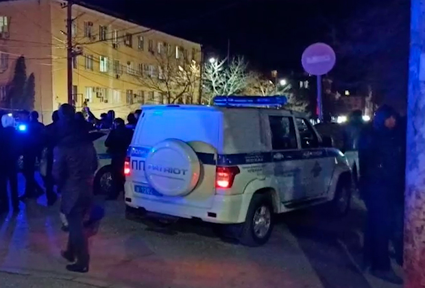 Полицейский автомобиль неподалеку от места преступления