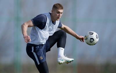 Довбик не полетит во Францию со сборной из-за решения властей страны