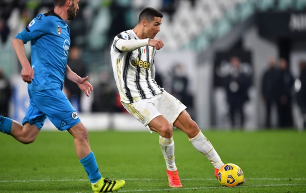 Роналду забивает не менее 20 голов в чемпионате 12-й сезон подряд