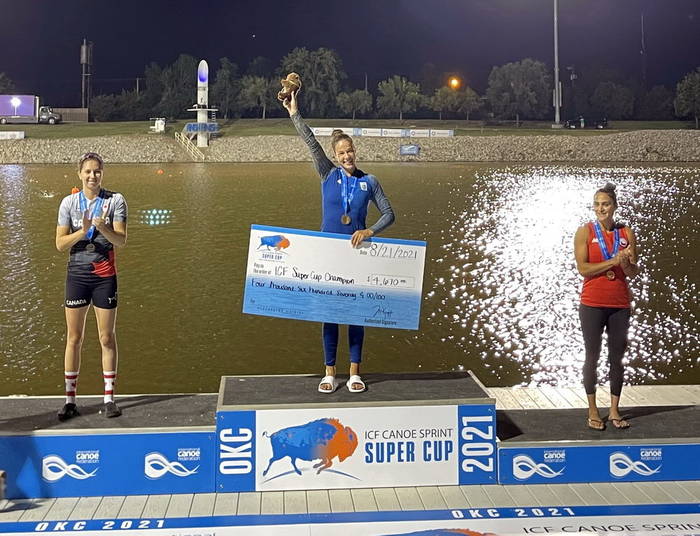 Людмила Лузан (в центре) на пьедестале