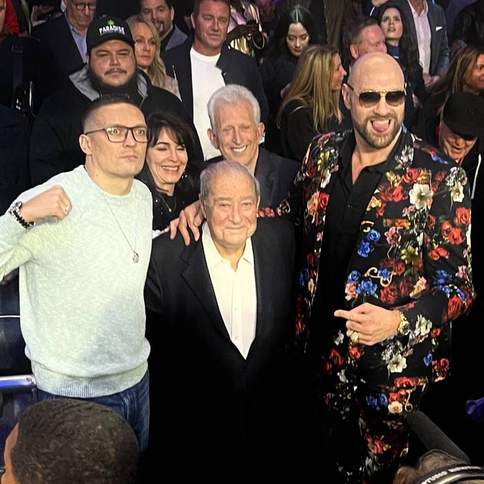 Александр Усик, Боб Арум и Тайсон Фьюри / https://twitter.com/MichaelBensonn