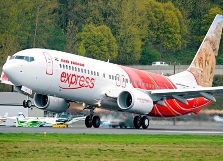Boeing 737 совершил аварийную посадку в Абу-Даби после возгорания двигателя