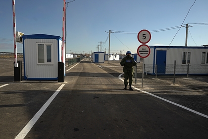 Контрольный пункт у линии соприкосновения в Донбассе