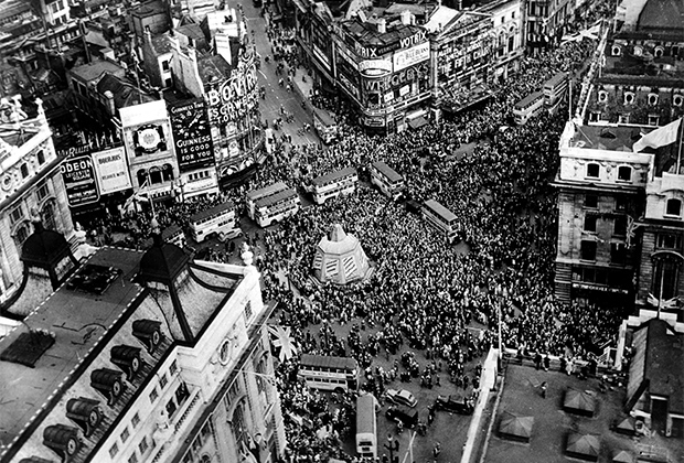 Площадь Пикадилли в Лондоне. 8 мая 1945 года