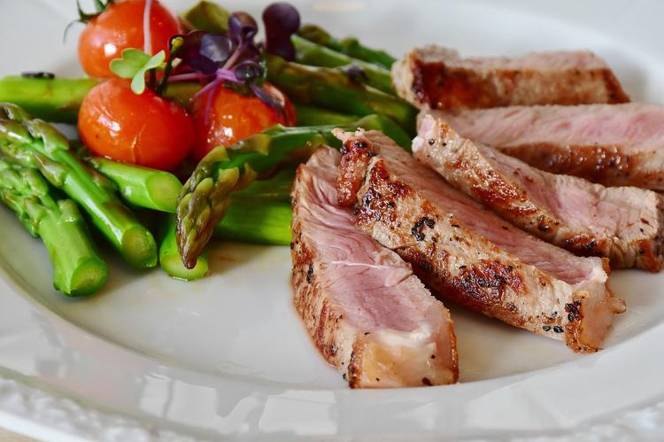 Почему еда в самолете так сильно отличается по вкусу от обычной?
