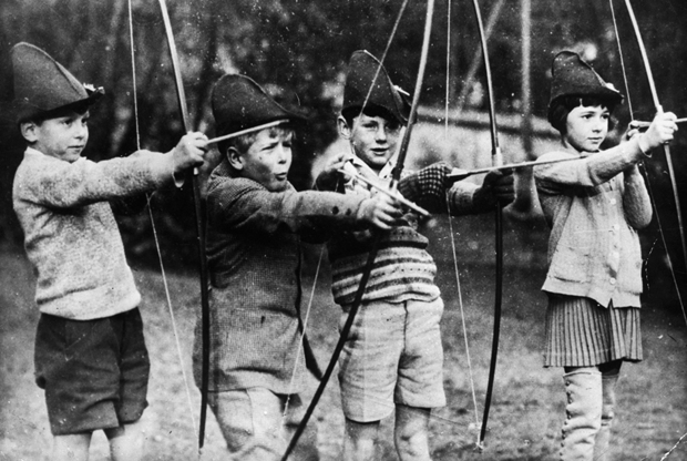 Восьмилетний Филипп (второй слева) во время учебы во французском городе Сен-Клу, 1929 год 